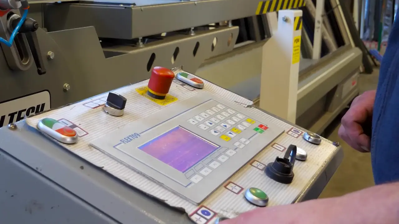 Pupitre de commande d’une machine d’atelier, écran et bouton d’arrêt d’urgence