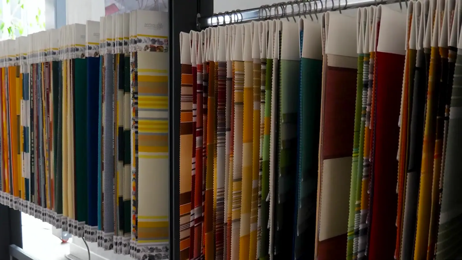 Échantillons de toiles de store suspendus : unis, rayures, couleurs vives et sobres