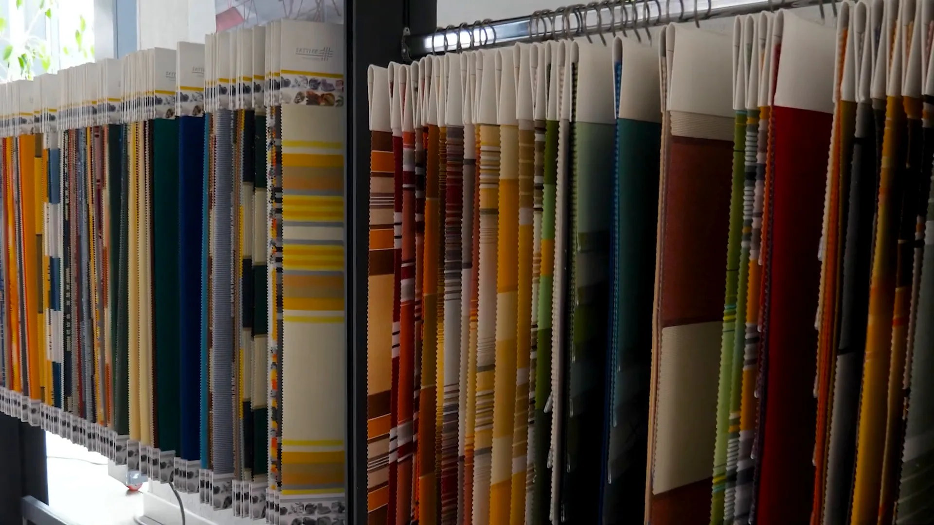 Échantillons de toiles de store suspendus : unis, rayures, couleurs vives et sobres