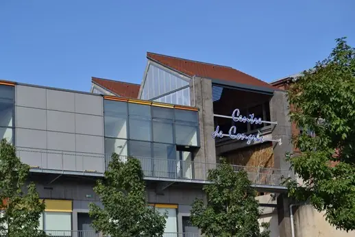 Façade de bâtiment à étage vitré en surplomb et garde-corps