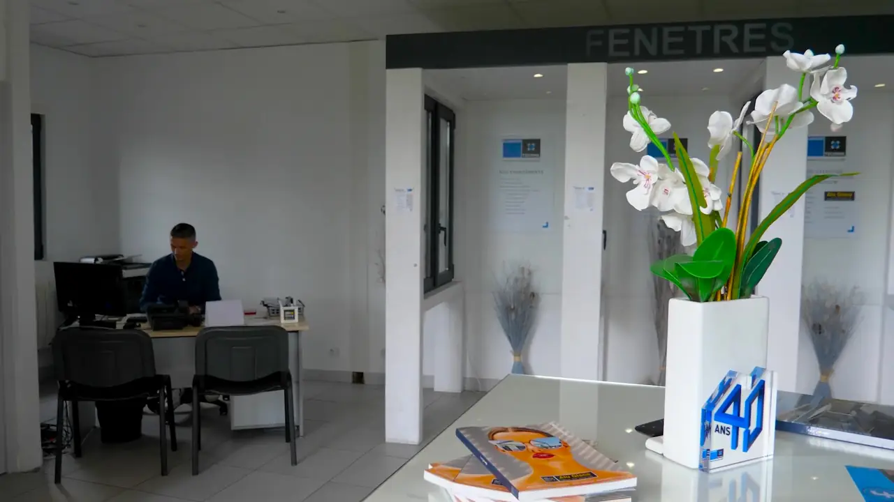 Bureau d’accueil de l’agence Alu Glace de Saint-Doulchard, table et catalogues au premier plan