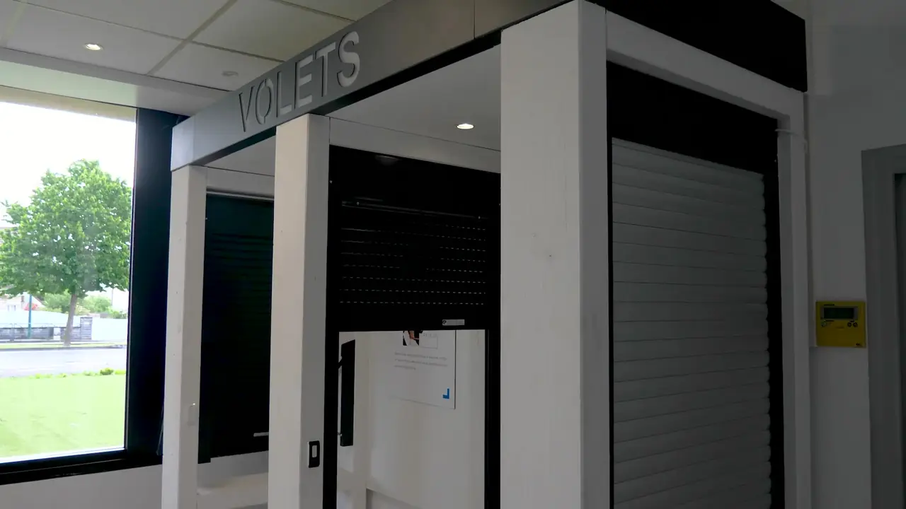Volets roulants noirs et blancs exposés sous l’inscription Volets